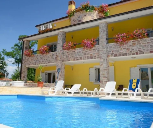 Villa with swimming pool in the scenic outskirts of Poreč, Istria