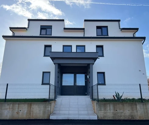 Poreč, Istrie : Penthouse spacieux avec deux appartements