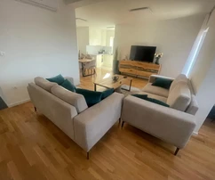 Vodice – Appartement luxueusement rénové et entièrement meublé avec 4 chambres – à 500 m de la plage