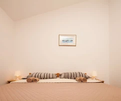 Apartmanska kuća s halom na prodaju Medulin