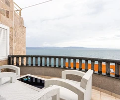 Casa de apartamentos de piedra en venta en Podgora, Croacia