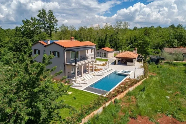 Lenyűgöző villa tágas kerttel, gyönyörű természettel körülvéve, Kaštelir, ISZTRIA