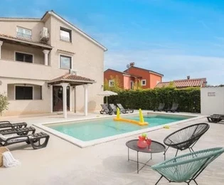 <p>Modern villa medencével és tengerre néző kilátással Porečben, Isztriában</p>