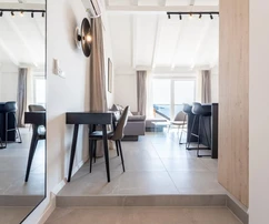 Casa familiare in vendita a soli 80 metri dal mare a Okrug in Croazia