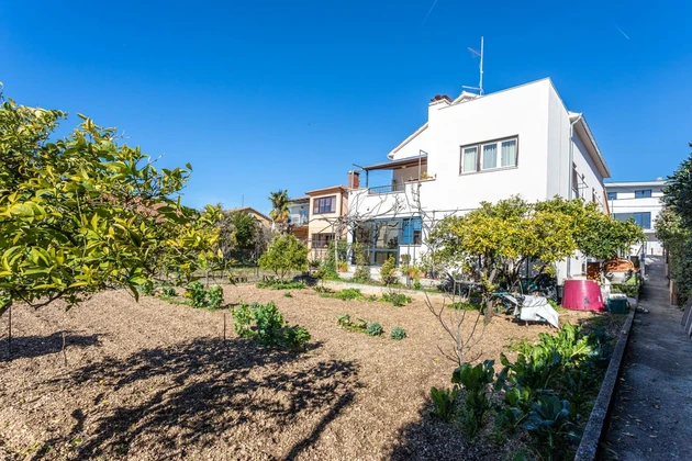 Casa familiar en venta en Trogir en un barrio tranquilo de Croacia