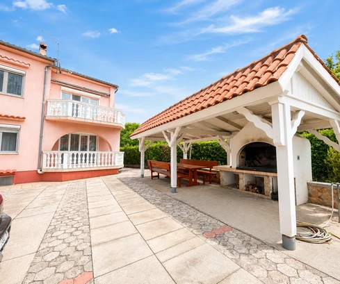Malinska - Detached house with four apartments
