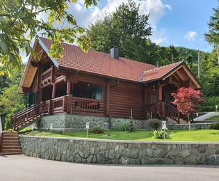 Okouzlující dřevěná vila na prodej ve Skradu v Chorvatsku