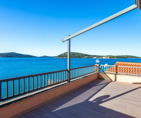 Maison bord de mer à vendre à Rogoznica avec accès direct à l'eau en Croatie