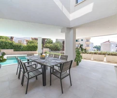 Großzügige Villa mit Pool in Okrug zu verkaufen in Kroatien