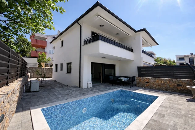 Malinska - Semi-detached house with pool, furnished