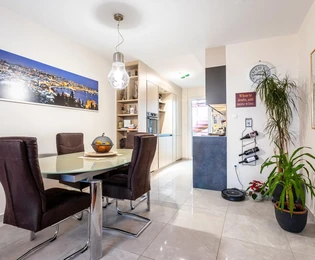 Split, Pujanke, trzypokojowe mieszkanie z widokiem na morze i tarasem, całkowicie odnowione