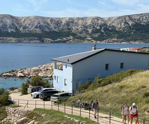 MODERN, ÖNÁLLÓ HÁZ ÖT APARTMANNAL, KÖZVETLENÜL A TENGERPARTON!