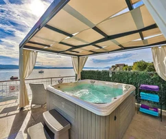 Casa fronte mare con piscina in vendita a Kaštela in Croazia