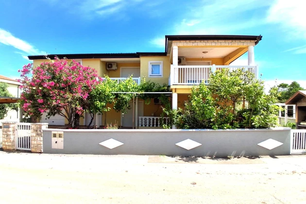 Vir - à 200 m de la plage - Maison entièrement meublée avec 3 appartements et un garage