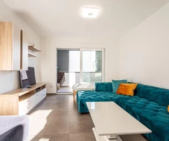 Makarska, apartamento de dos dormitorios en la primera planta con una unidad adicional para alquilar en el sótano