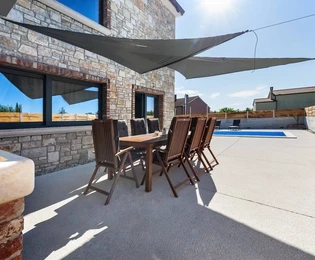 Önálló családi ház medencével eladó Kanfanarban Horvátországban