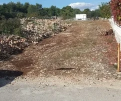 Čiovo, Okrug G., stavební pozemek o rozloze 922 m2 přímo u silnice