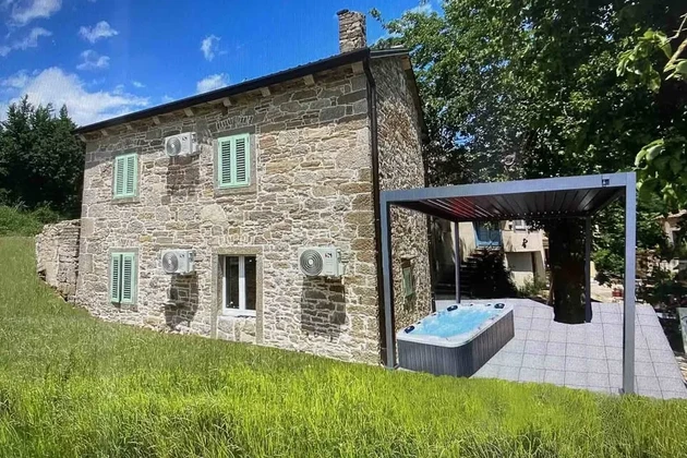 Istria, Sovinjak – Zrekonstruovany kamenny dom s dvorom