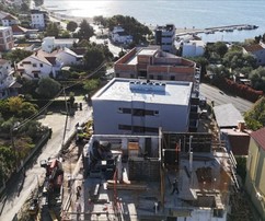 Penthouse à vendre à seulement 70 mètres de la mer avec un toit-terrasse en Croatie