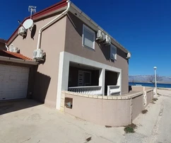 1 Red Mora, proprietà ben ristrutturata con due grandi appartamenti e garage