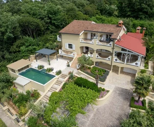 In vendita spaziosa villa con vista panoramica sul mare, Poreč.