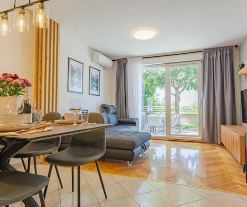 Split, Znjan - Výjimečný dvoupokojový byt s vlastní zahradou, terasou a garáží