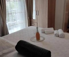 Sevid, moderní dvojdům 280 m² se čtyřmi bytovými jednotkami, 30 m od moře