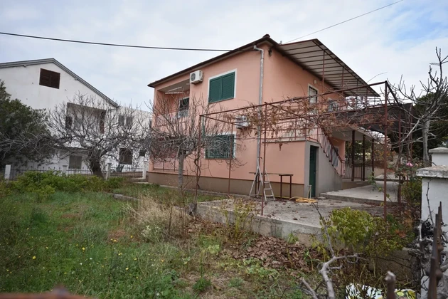 Vodice – önálló ház 2 apartmannal és garázzsal