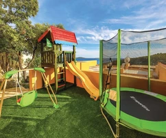 Samostatne stojaci dom s bazénom na predaj v Marini v Chorvátsku