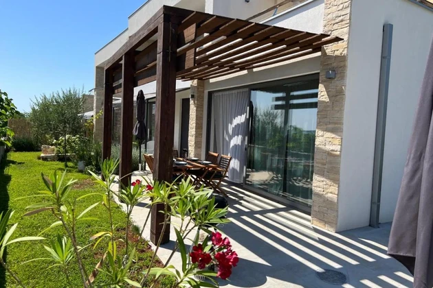 Villa jumelée moderne avec piscine à vendre près de la mer à Vodnjan en Croatie