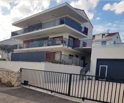 Seget Vranjica, 2pokojový apartmán 100 m2, pouze 60 m od moře a pláže, s výhledem