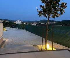 Maison moderne de plain-pied avec cour à vendre à Bilice en Croatie