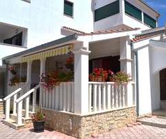 Vila s 6 apartmana na prodaju u okolici Trogira