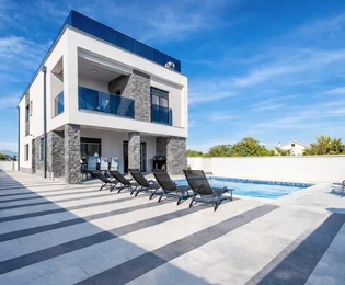 Luxusní vila s bazénem a střešní terasou - Privlaka, Zadar, Dalmácie