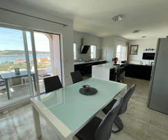 Villa con appartamenti in vendita sull'isola di Rab in Croazia