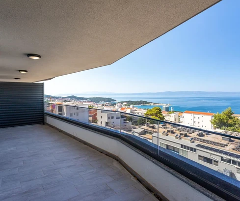 Makarska, appartement trois pièces dans un immeuble de luxe avec piscine et vue dégagée sur la mer