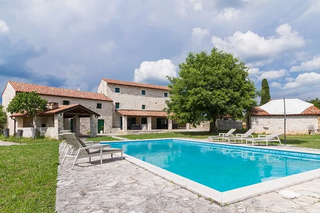Gyönyörű isztriai kővilla úszómedencével, tágas kertben, Barban, ISZTRIA