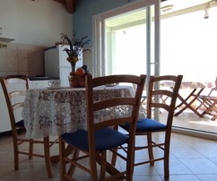 Splendida casa fronte mare con tre appartamenti in vendita