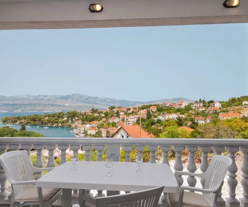 Einfamilienhaus auf der Insel Brač in Splitska mit Meerblick zu verkaufen in Kroatien