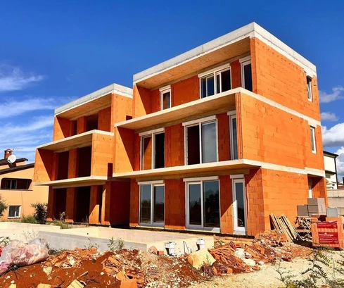 Bliźniak z basenem na sprzedaż w okolicach Poreča w Chorwacji