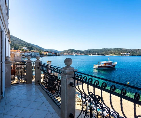 Apartamento en venta en la isla de Vis, justo frente al mar en Croacia