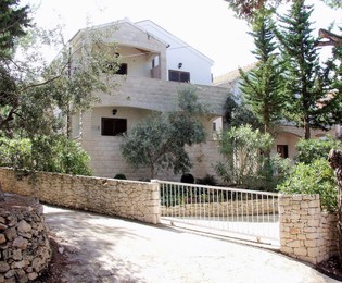 Apartmenthaus mit Meerblick auf Brač zu verkaufen