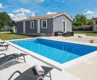 Poreč: Bájjos, egyszintes ház medencével és bevált bérleti sikerrel