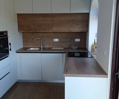 Kamenná vila na prodej s byty a bazénem na ostrově Šolta v Chorvatsku