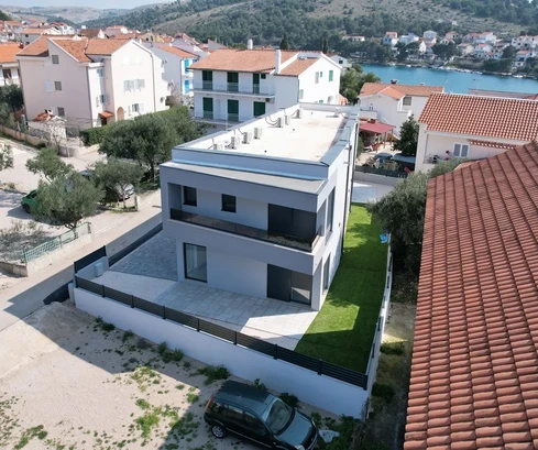 Žaborić – moderní dvojdomek S1, 70 m od moře, novostavba se zahradou a terasou