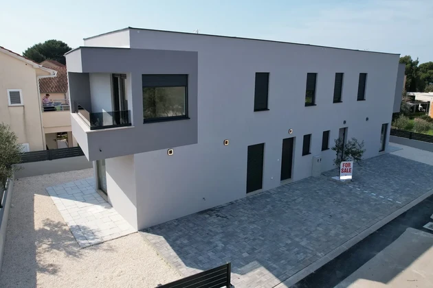 Žaborić - Dvojdom S2, 70 m od mora, novostavba so záhradou a terasou