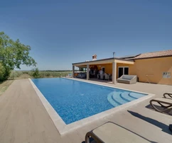 Isztria, Novigrad – A nyugalom és a modern élet szimfóniája