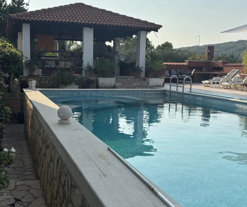 Exklusive Apartmenthaus in Jelsa zu verkaufen in Kroatien