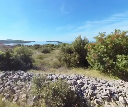 Rogoznica, terreno edificabile di 1684 m2 in zona M1, a 300 m dal mare