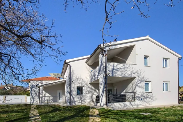 Spacious home for sale in Ližnjan featuring three separate byty in Croatia